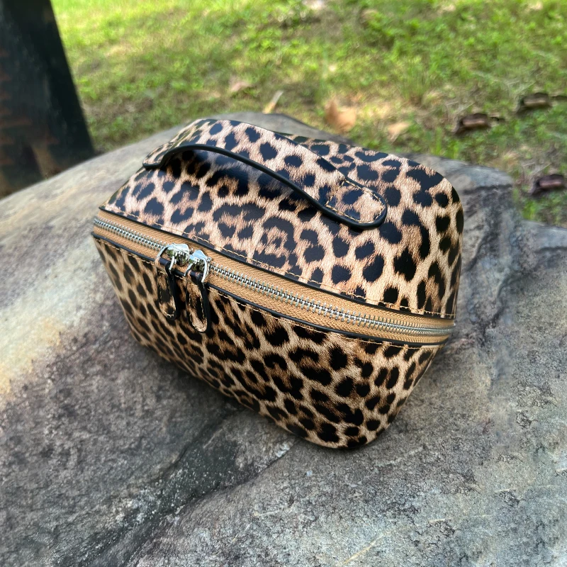 2026 new high-quality leopard print pattern cowhide makeup bag, large capacity small portable storage bag, wash bag