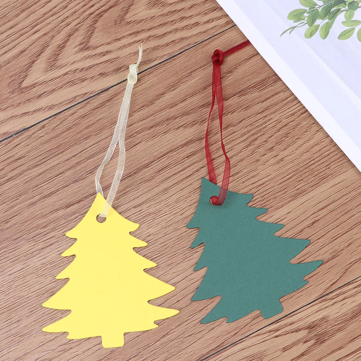 120 مجموعة من علامات شجرة عيد الميلاد مكونة من 12 لونًا من ورق الكرافت العتيق لتزيين هدايا حفلات الزفاف في عيد الميلاد