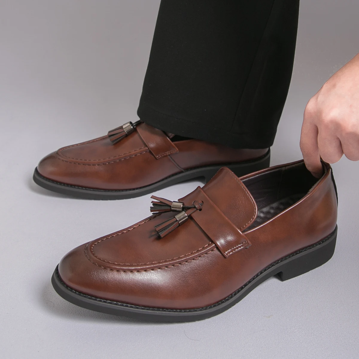 

Мужские лоферы из искусственной кожи на низком каблуке с декоративными кисточками, профессиональные классические универсальные мужские туфли