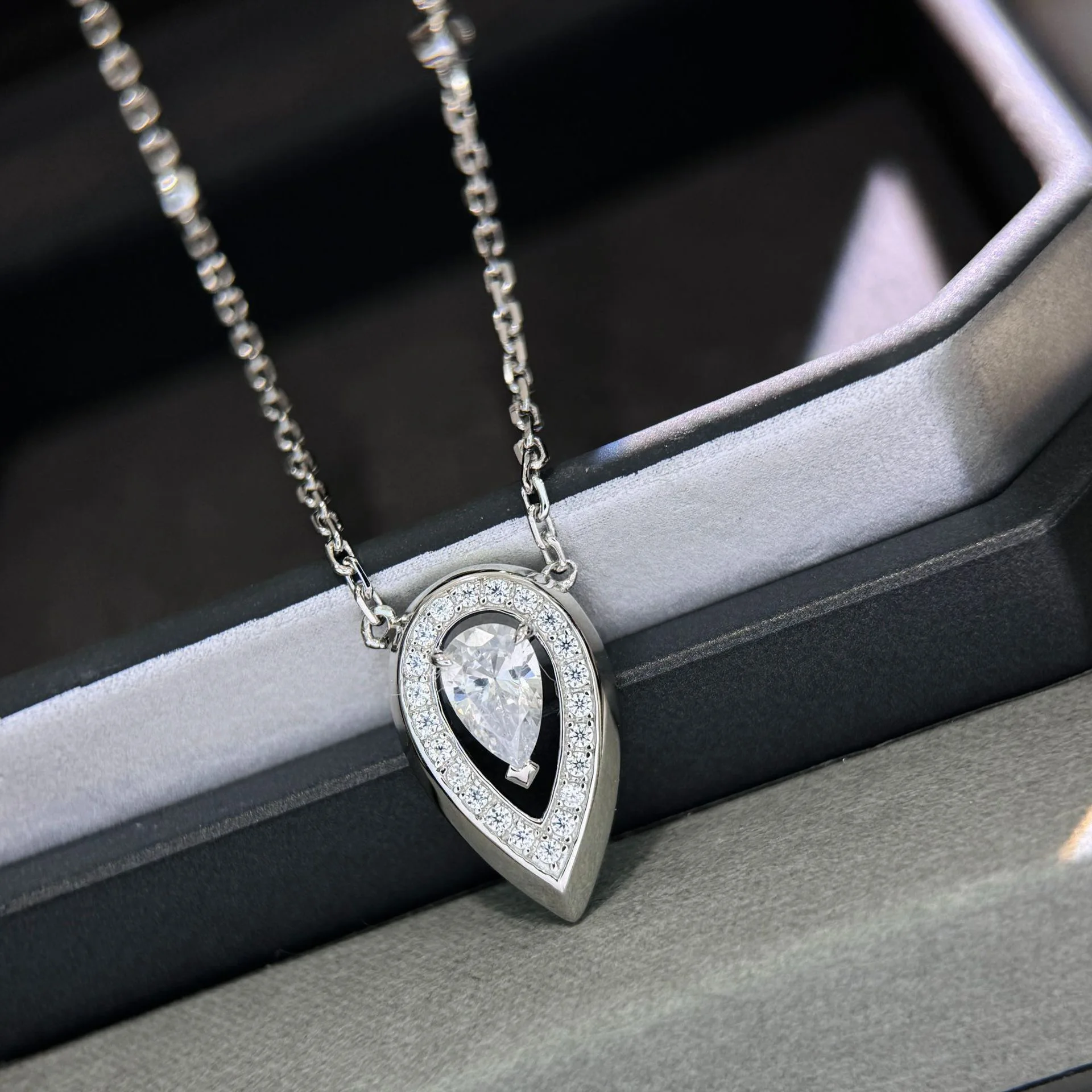 

Hot selling S925 silver European fashion water droplet simple women's pendant zircon necklace light luxury engagement gift