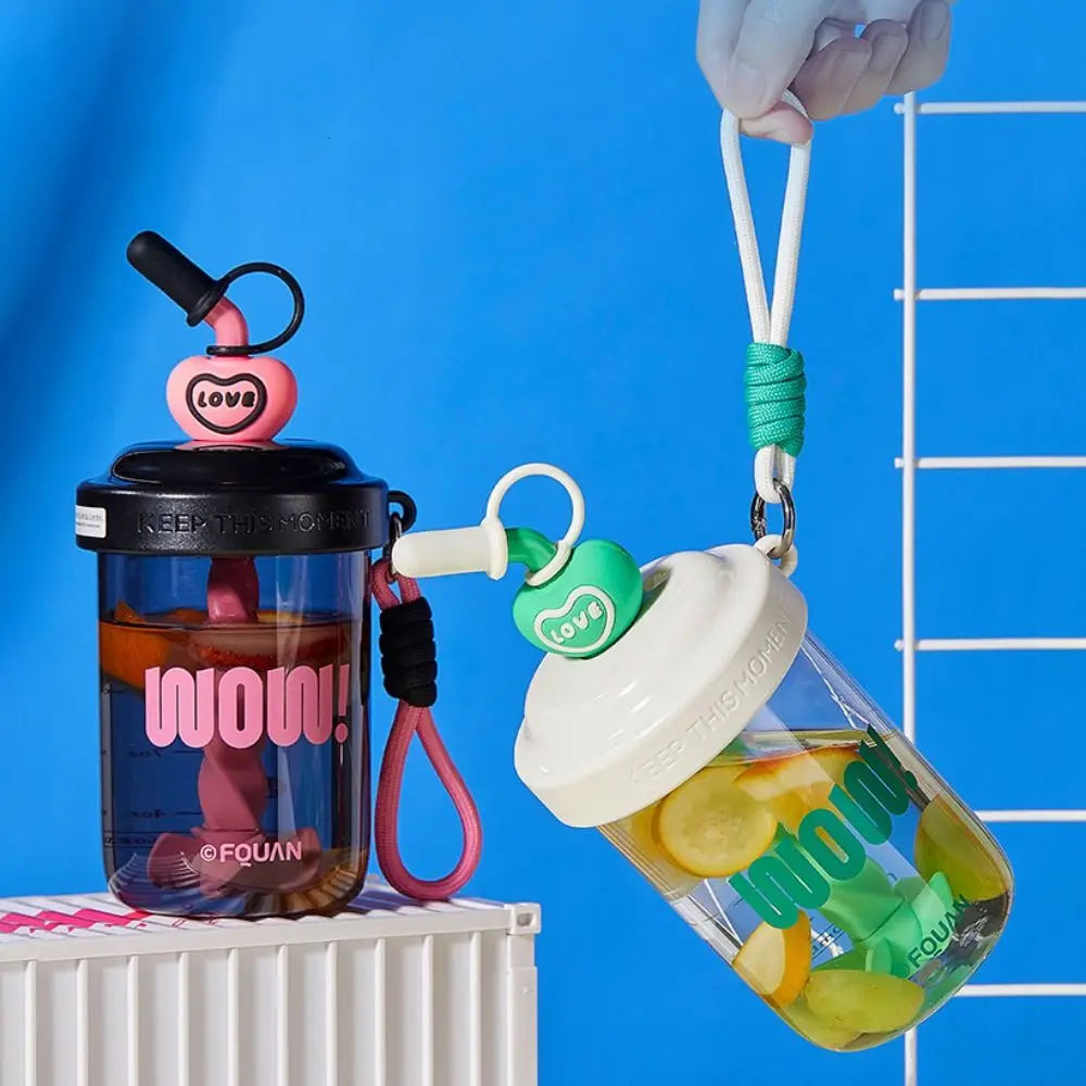 Bottiglie d'acqua da 580 ml con cannuccia Tappo antipolvere Tazza per bere Maniglia portatile ad alta capacità Bottiglia di shaker per proteine del siero di latte Succo di frutta