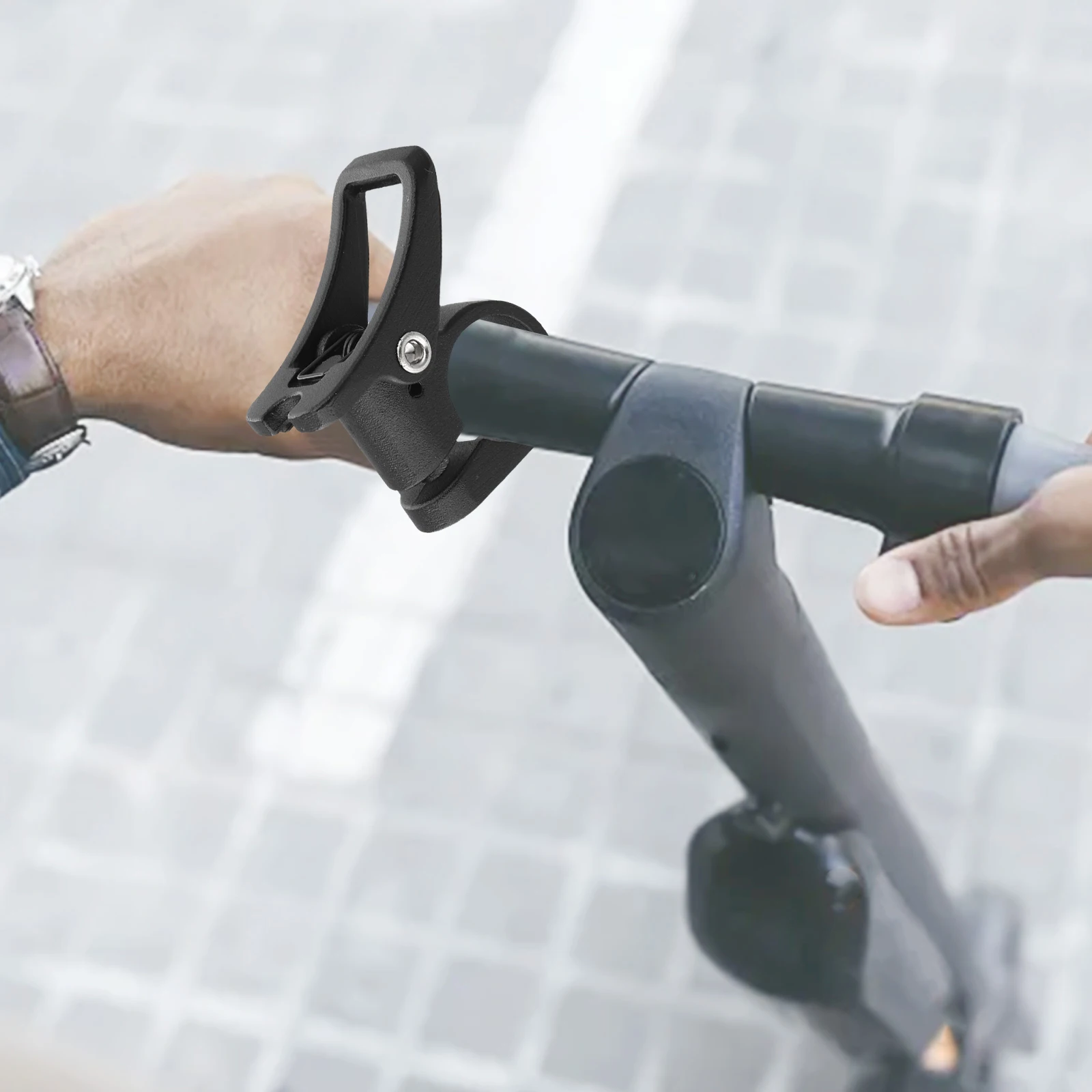 

Крючок для электрического скутера на каждый день. Встроенный звонок. Удобный звонок. Прочный и практичный. Улучшает безопасность. Складной дизайн.