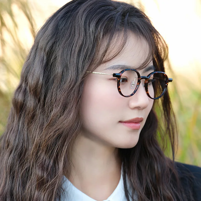 Ultra-light round frame can be matched with degrees to show the face, small glasses frame, women's glasses frame.