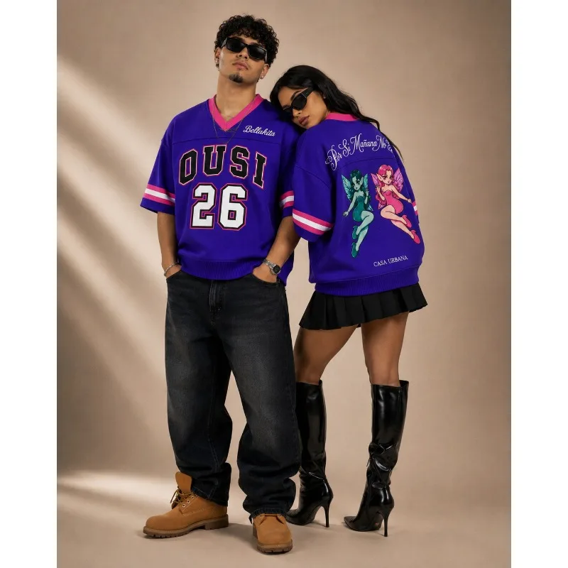 Omar Courtz Cartoon Jersey Herren Y2K Oversized V-Ausschnitt Rosa Weiß Manschette Doppelseitiger spanischer Schriftzug Streetwear Kurzarm-Oberteil – Detail 5