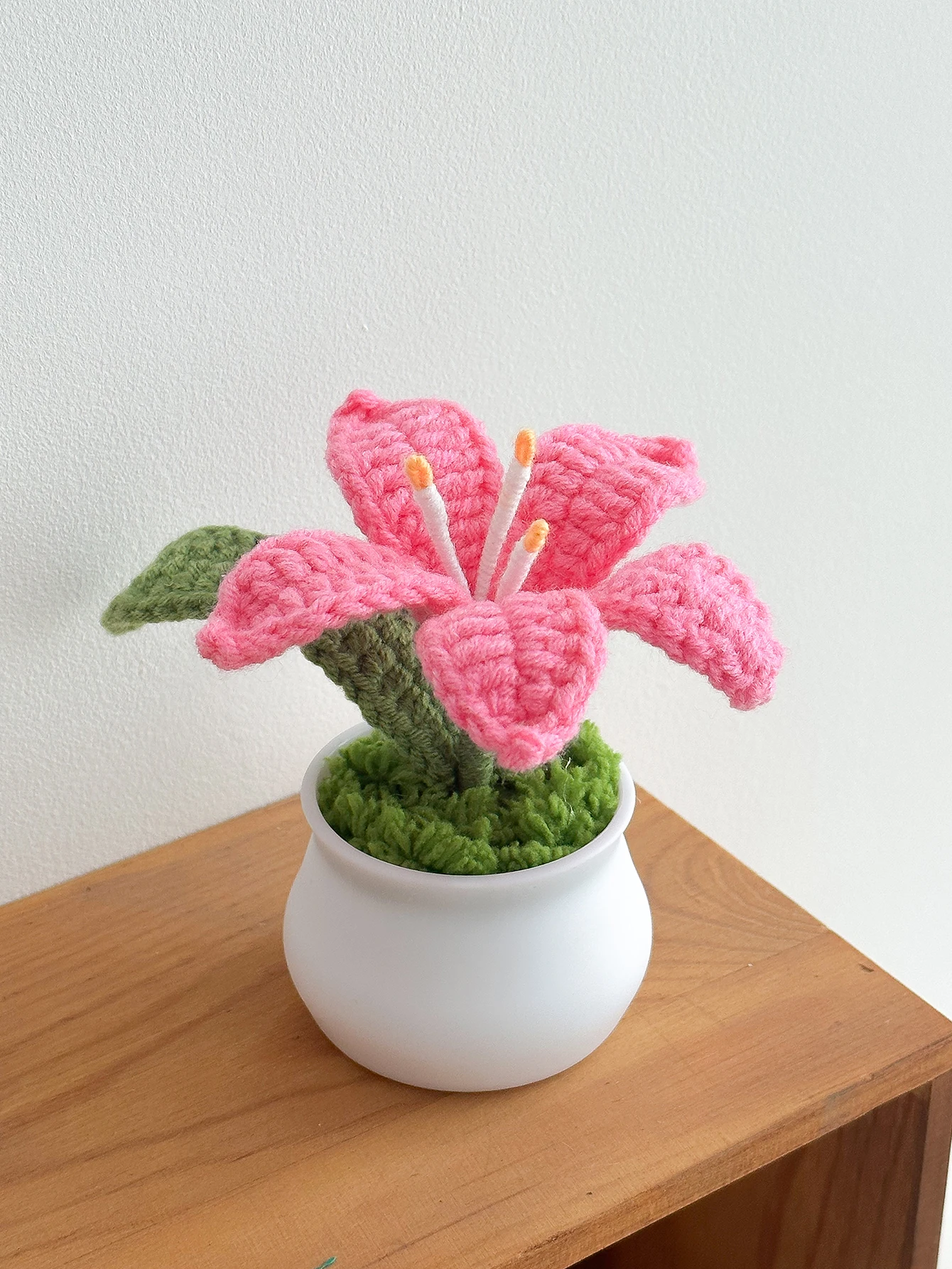 1pc Flowers Hand-Knitted Lily Potted Delicate Crochet Woven Flowers Pot Mother's Day Valentine's Gift Room Home Decoration