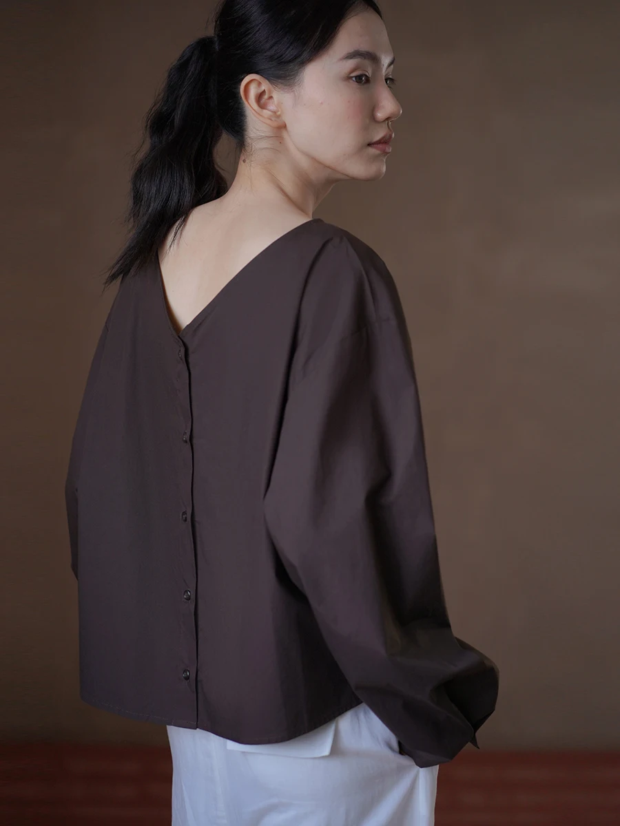 

Элегантная женская рубашка из 100% хлопка с V-образным вырезом и длинным рукавом Miss Hacikis: универсальная модель свободного кроя для повседневной носки в стиле кэжуал-шик