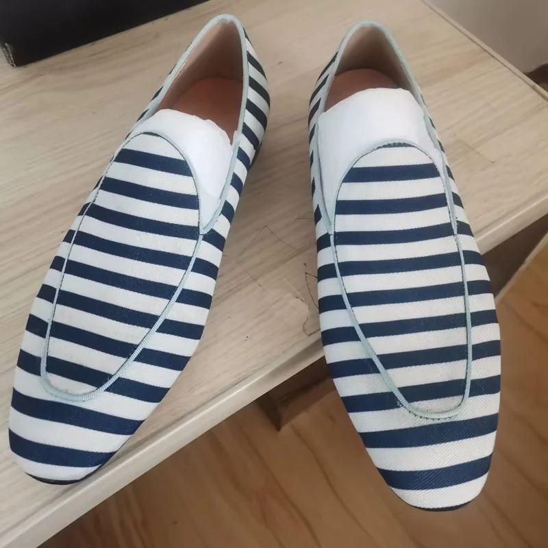 

Мужские лоферы в британском стиле, белые и синие, с полосками, из канваса, повседневные, летние, без застежек, для офиса.