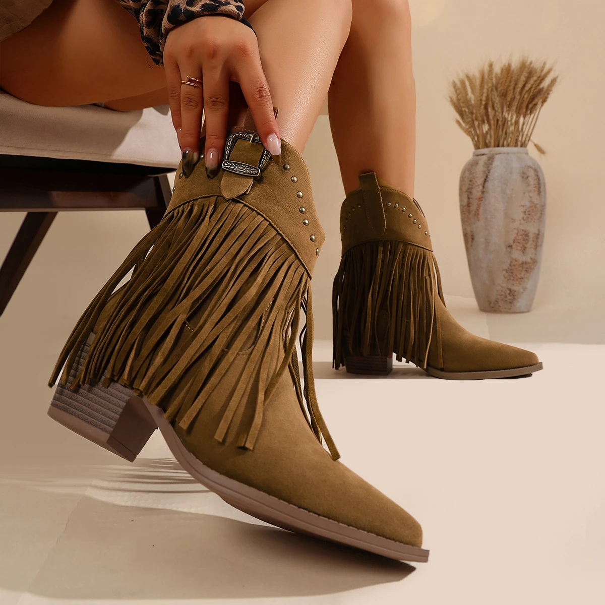 

Classic Buckle Fringes Western Boots Woman Faux Suede Cowboy Ankle Booties Ladies Autumn Point Toe Heeled Tassel Rivets Botas