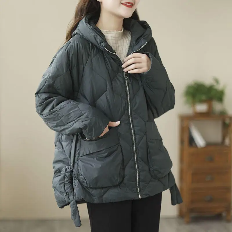 Weiße Daunen-Pufferjacke mit großen Taschen, Kapuze, verdickt, lässiger Stil, Damenmantel, warme, flauschige, gesteppte Oberbekleidung