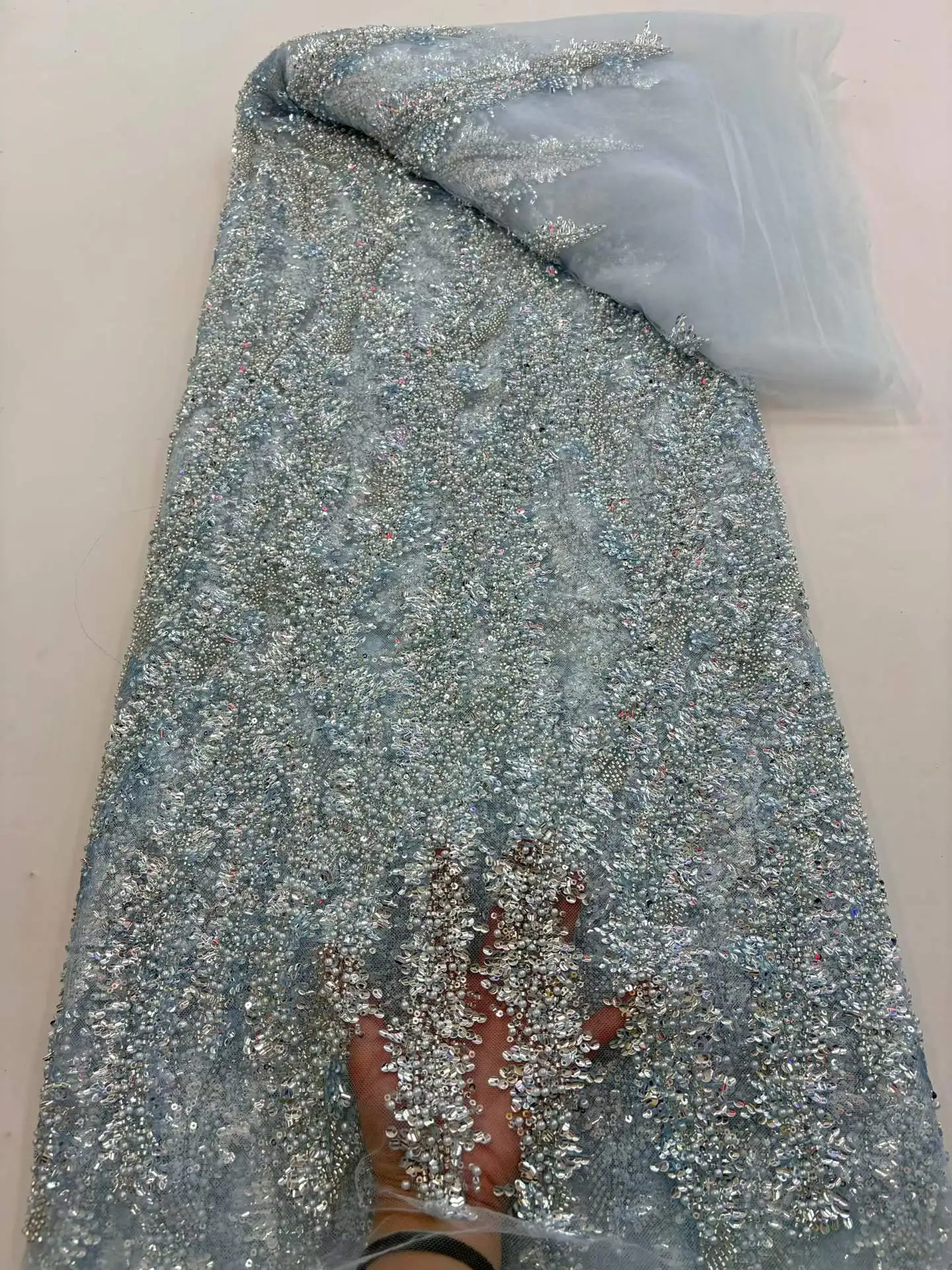 

Высококачественная новая африканская ткань с ручной вышивкой, бисером, сетчатым кружевом и пайетками для создания свадебных или вечерних платьев.