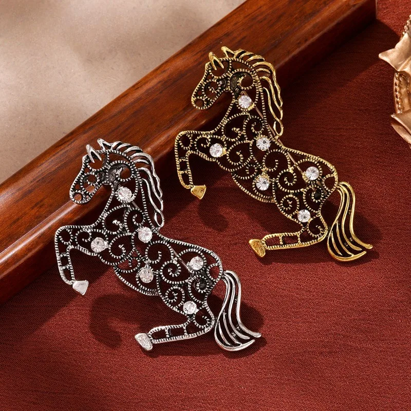 

Vintage Hollow-Out Galloping Horse Crystal Badges Brooch Classic Exquisite Clothing Coat Party Pin Jewelry For Lady Gifts