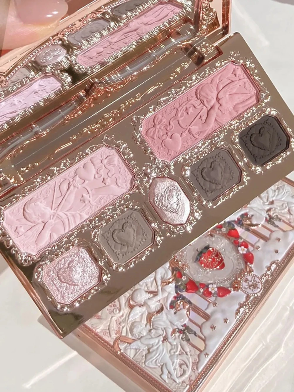 Flower Knows Tavolozza per trucco originale Cupido alla fragola Tavolozza per evidenziatore per il viso Ombretto glitterato a 7 colori Impermeabile a lunga durata