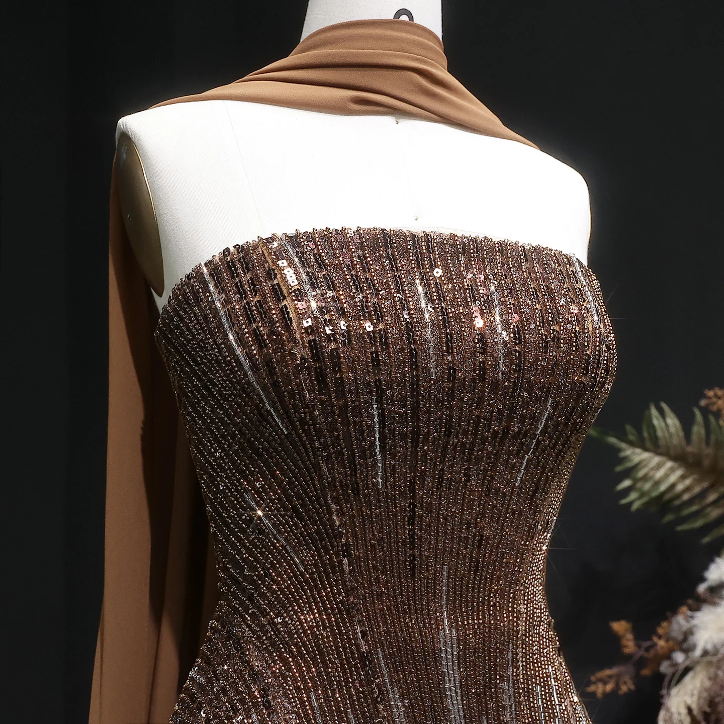 Sharon Said Luxuriöses Dubai-Orangefarbenes Abendkleid mit schweren Pailletten und Perlenstickerei 2026, trägerloses Kleid mit Schal, arabisches Party-Ballkleid SS560, maßgeschneidert – Detail 25