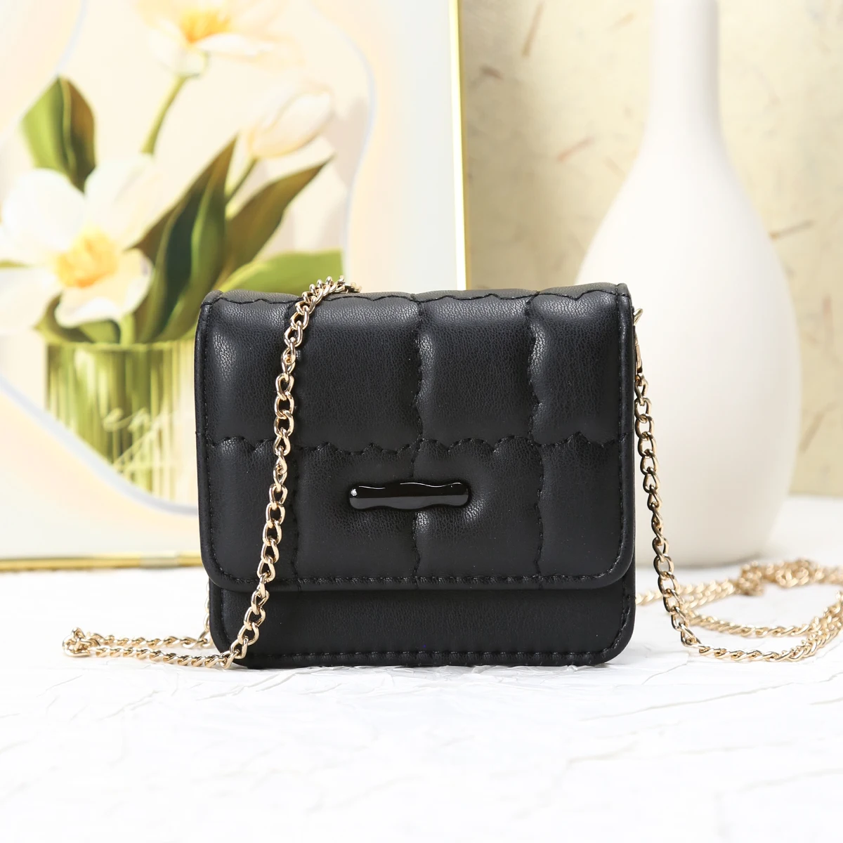 

Light luxury French style elegant chain small square bag, shoulder bag, commuter bag, sophisticated lipstick bag, crossbody bag.