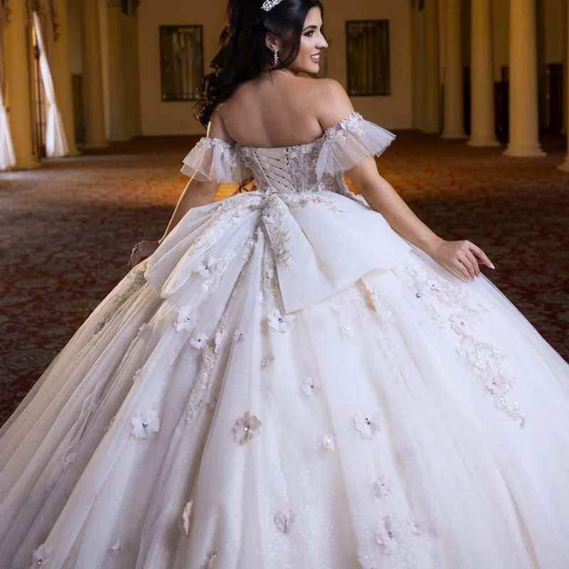 Branco quinceanera vestido lantejoulas decalque cauda longa fora do ombro 3d flor camadas arco vestidos de 15 quinceanera ﻿ Personalizar