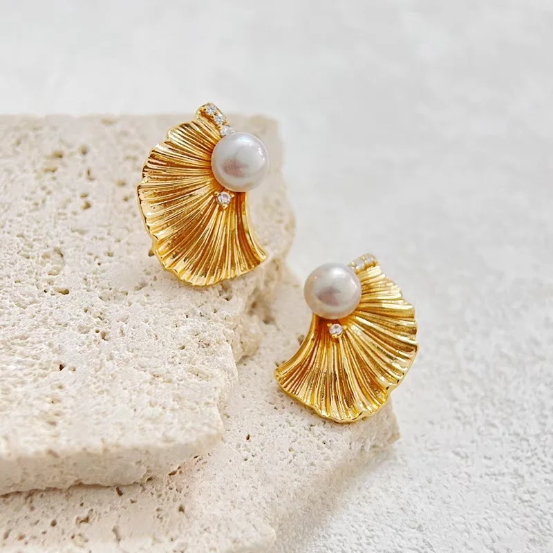 

French Niche Light Luxury High-end Freshwater Pearl Stud Earrings Exquisite Fishtail Design Cubic Zircon Earrings for Women