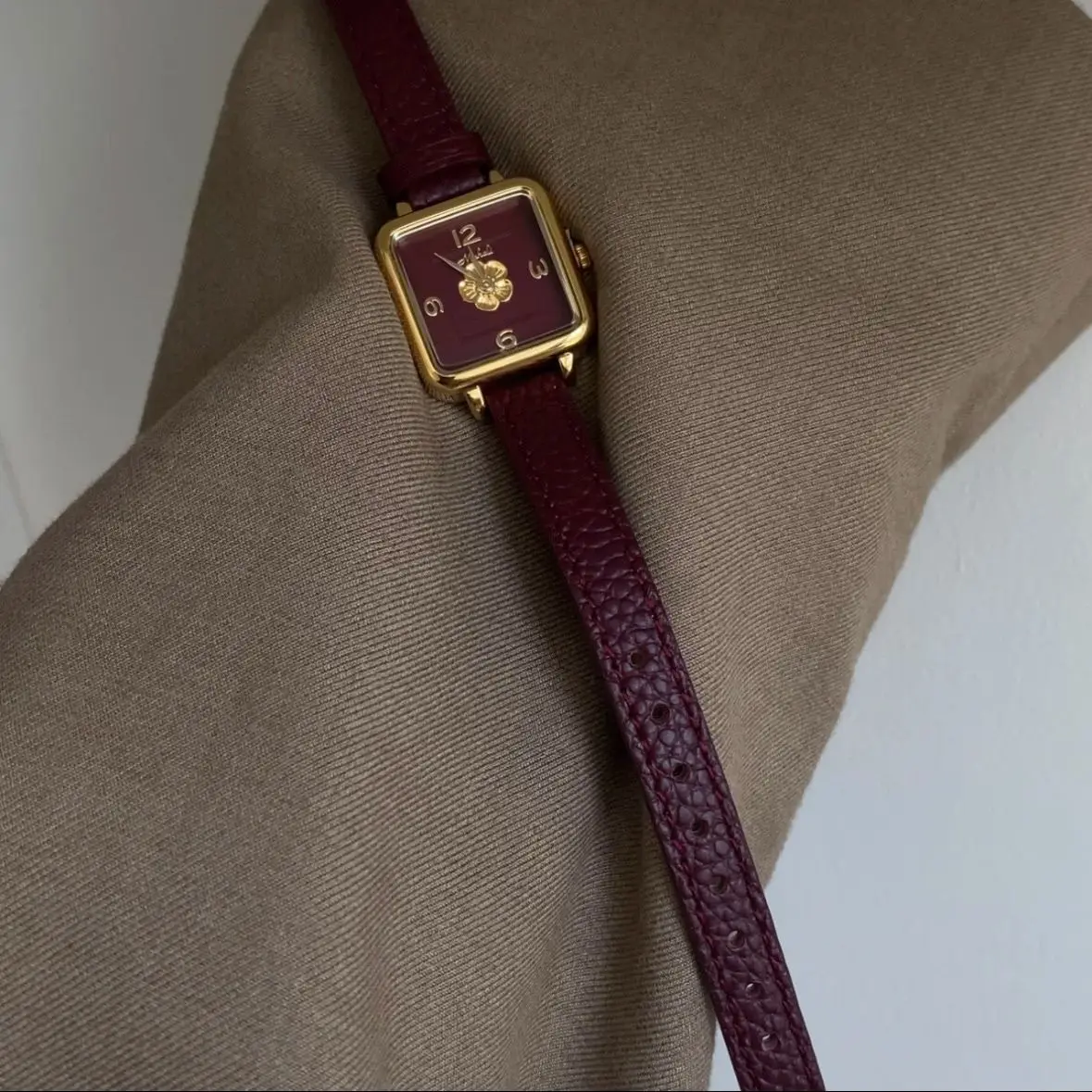 Jam Tangan Wanita Kuarsa Baru 2025 Jam Tangan Modis Retro Kulit Asli Elemen Camellia Cakram Persegi Merah Encore