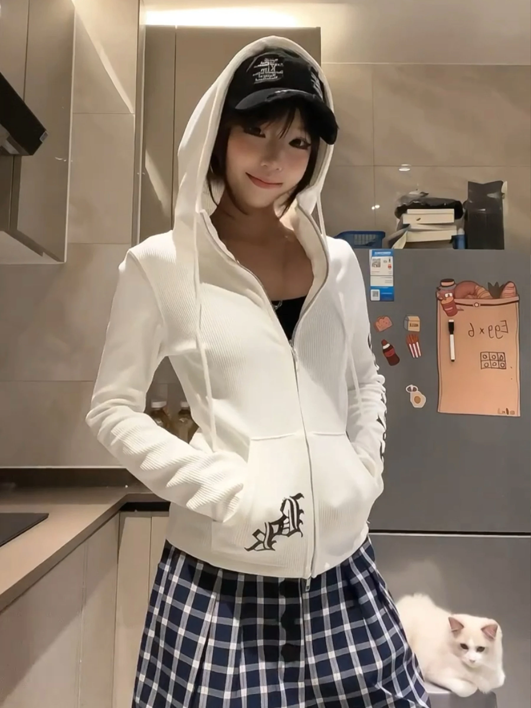 Nowa biała bluza damska na wiosnę i jesień 2025, z nadrukiem krzyża, gotycka, wyszczuplająca, rozpinana kurtka, koreańska wersja, długi rękaw, zamek błyskawiczny.