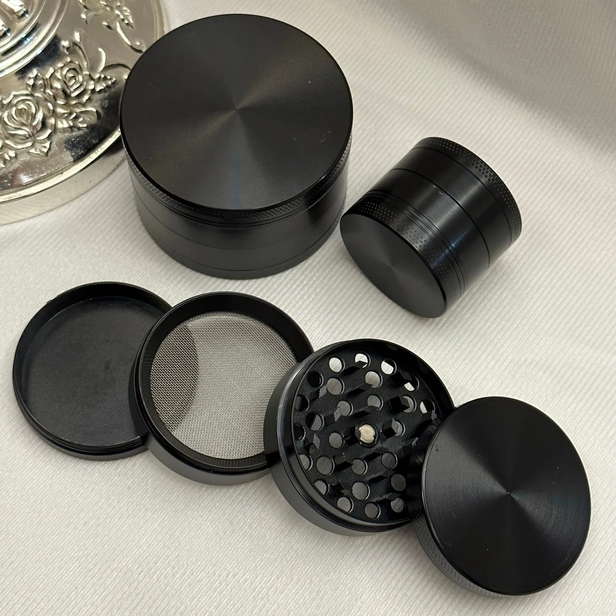 

1,4/1,8/2,4 дюйма, черный лазер, 4-слойная мельница для трав, дробилка из цинкового сплава, ручной резак для сырой, металлическая шлифовальная машина, инструмент для курения травы, подарок