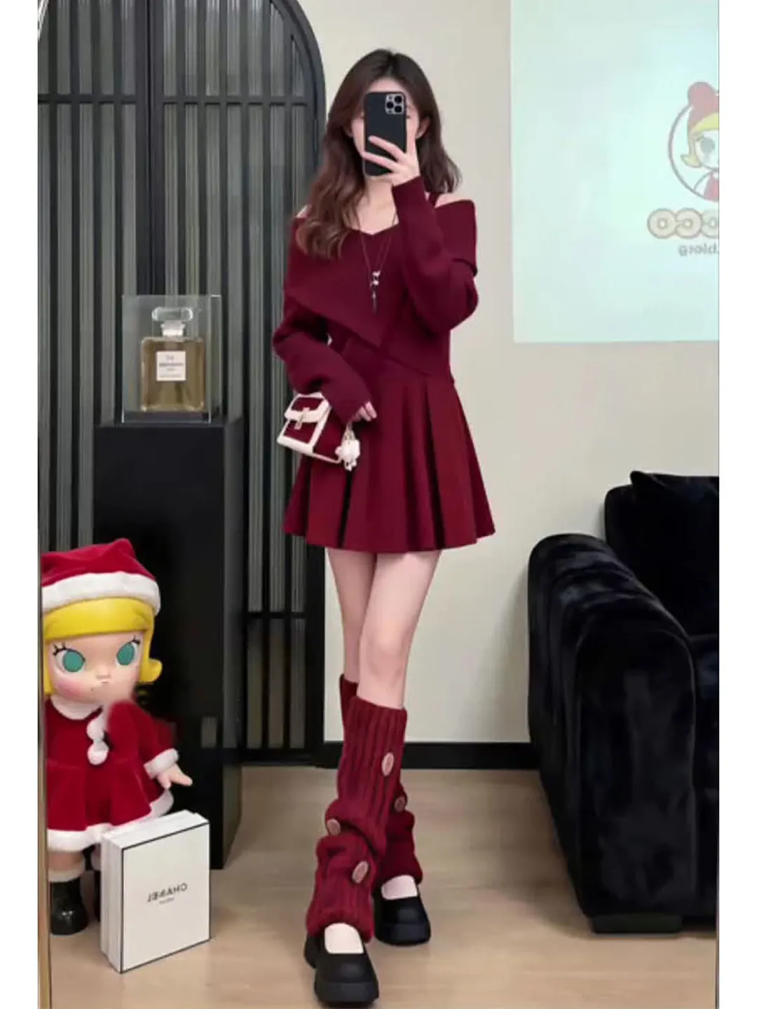 

Элегантный вязаный красный комплект: свитер с V-образным вырезом и длинными рукавами, а также короткая юбка с высокой талией. Идеально для Нового года.