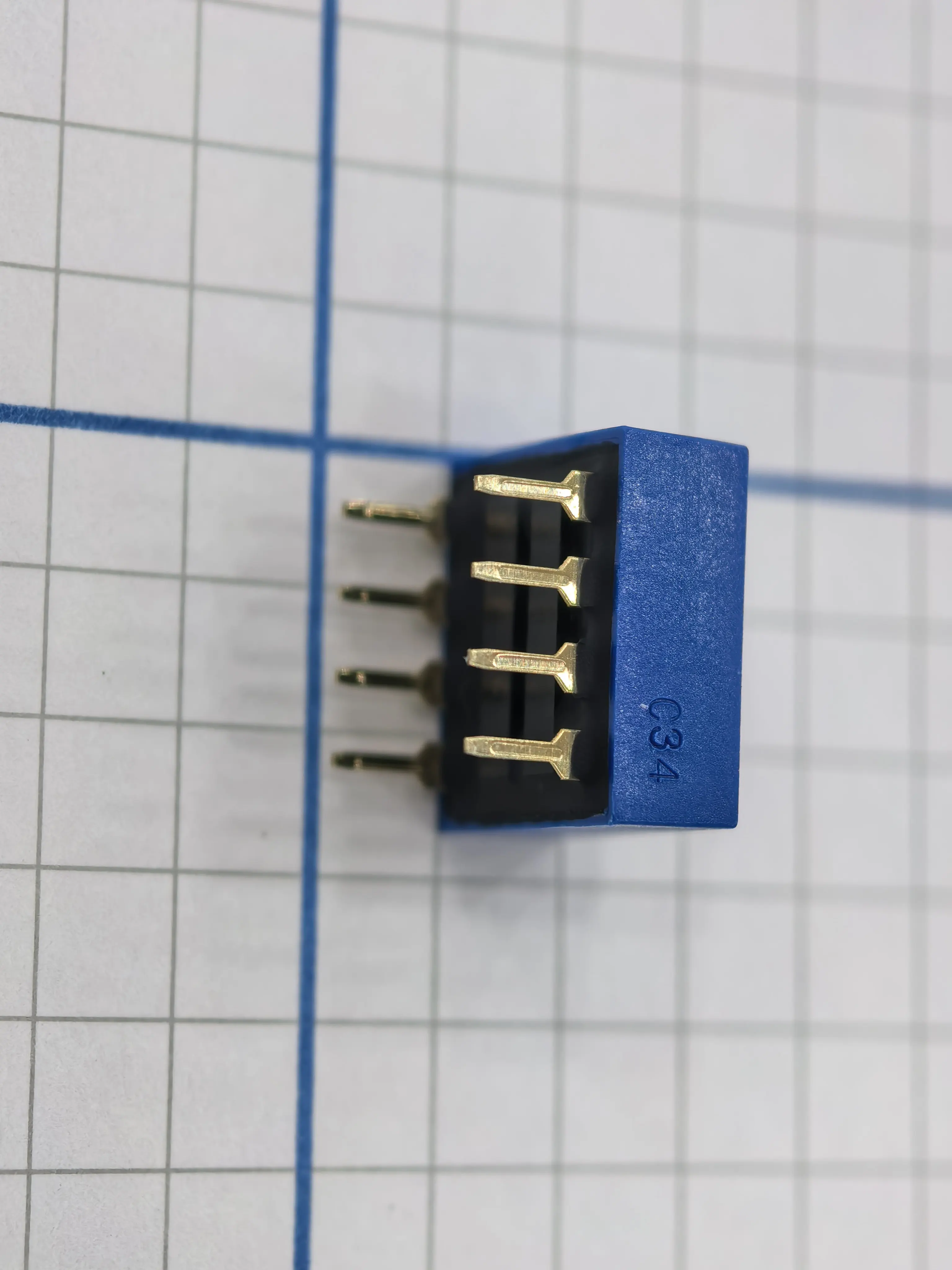 DIP switch, piano-style switch, key-style switch, 4-position, 2.54mm, 180-degree, blue, vertical straight pin with knob