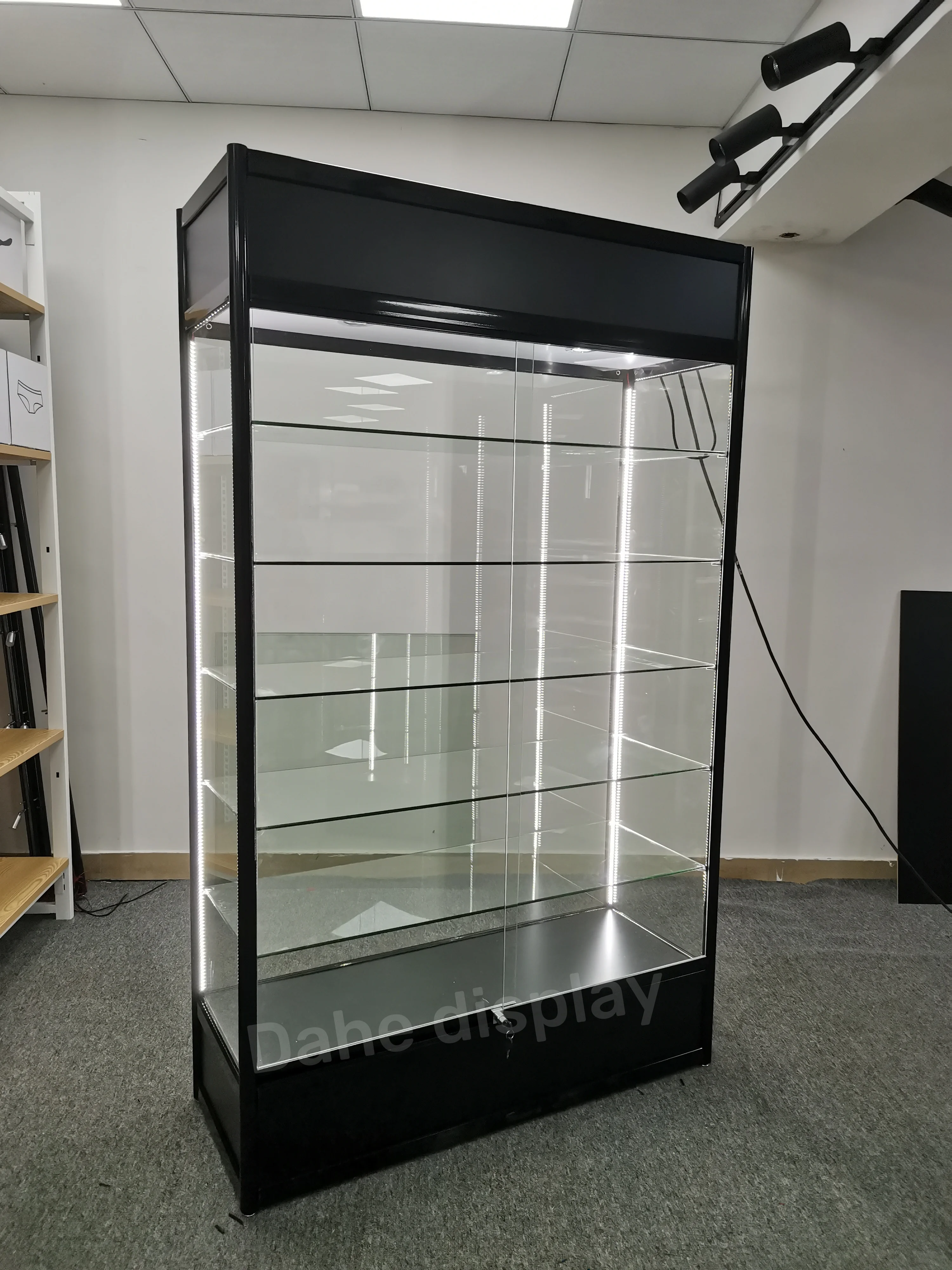 Groß- und Einzelhandel, Tabakladenmöbel, Vitrine, abschließbare Glasvitrine, Tabakladenvitrine