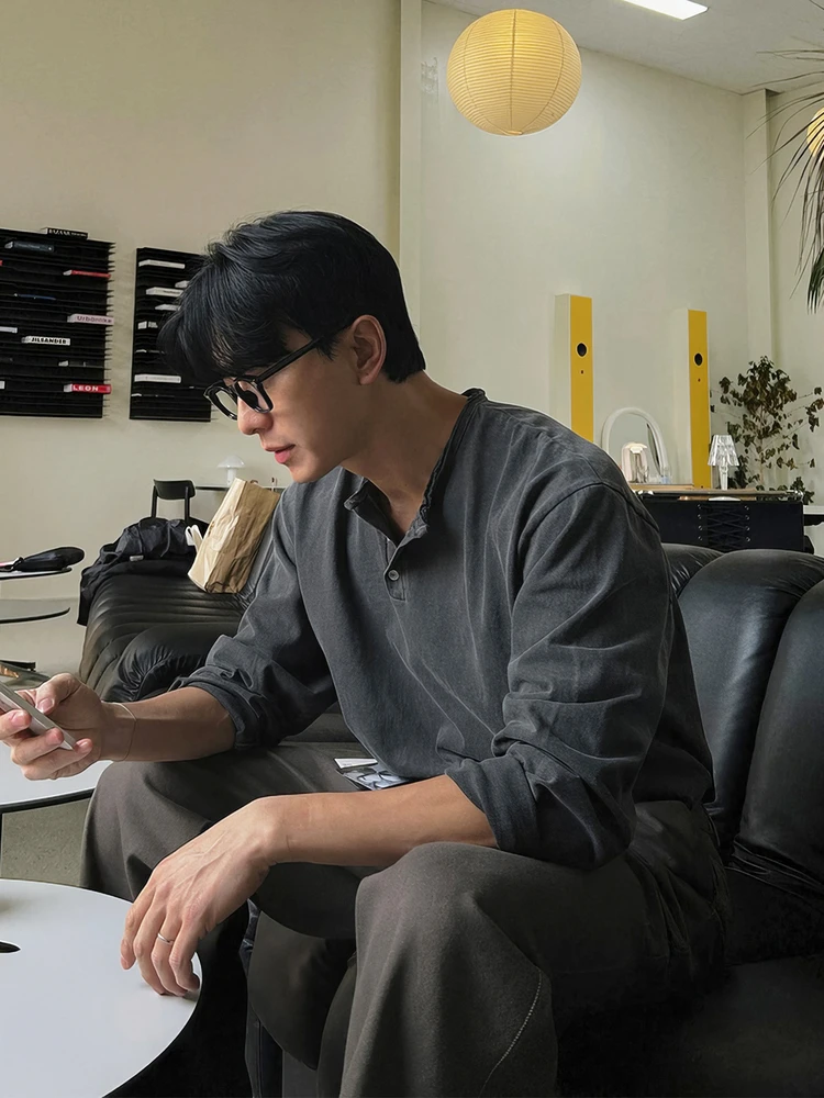 

Vintage Deep ey Distred Long Sve T-irt Men's Sle Henry Collar Top for Spring Autumn Korean High-End Feel