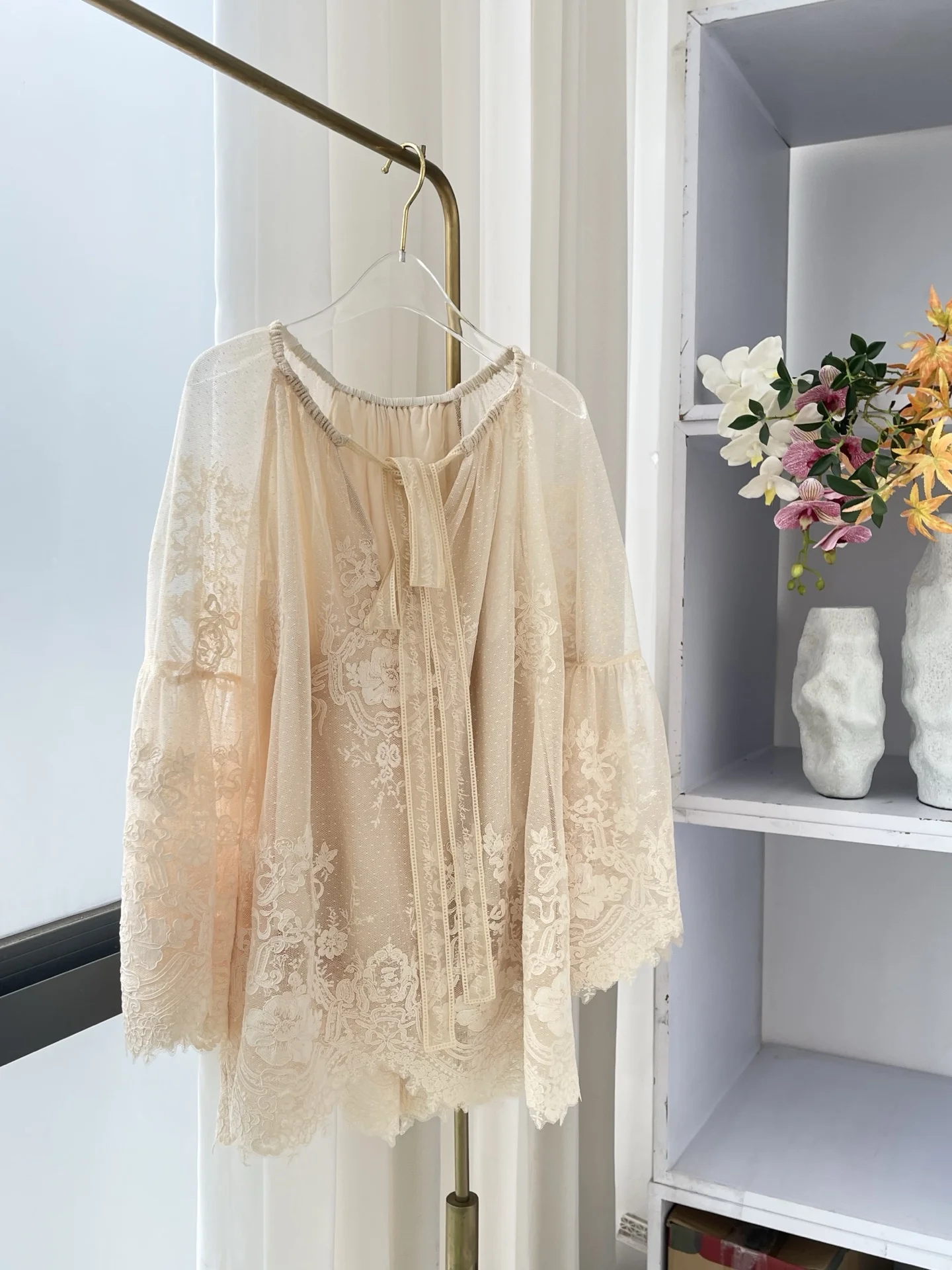 

2025 красивая высококачественная бежевая прозрачная блузка с длинными рукавами и вышивкой, женские повседневные топы