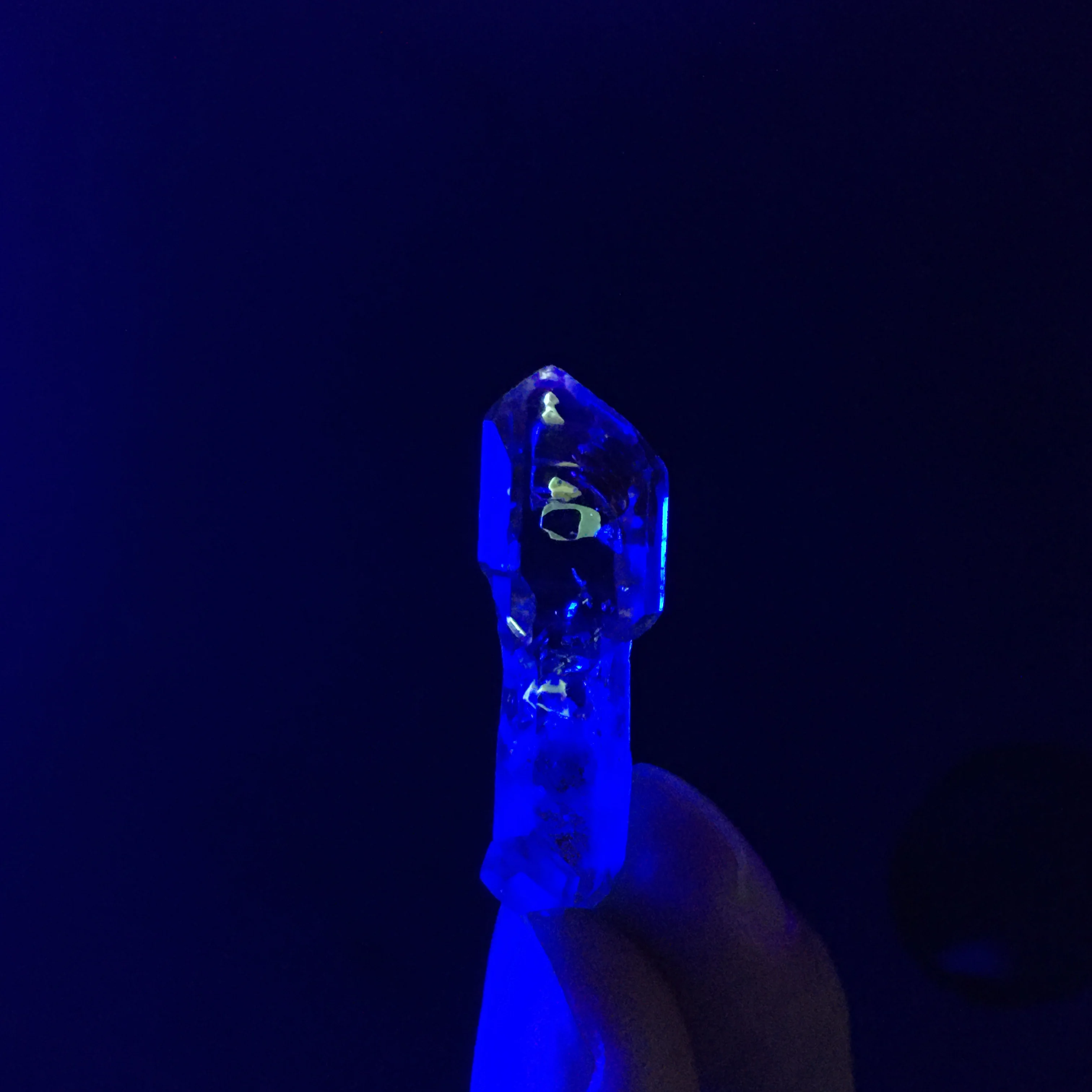 Natural Oil Tank Crystal Clean Quartz Transparent Red Healing Crystal Spiritual meditation healing stone home room decoration