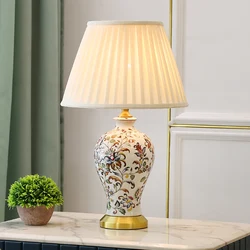 Lampada da tavolo in ceramica cinese lampada da comodino a pieghe per camera da letto calda europea con decorazione dipinta retrò