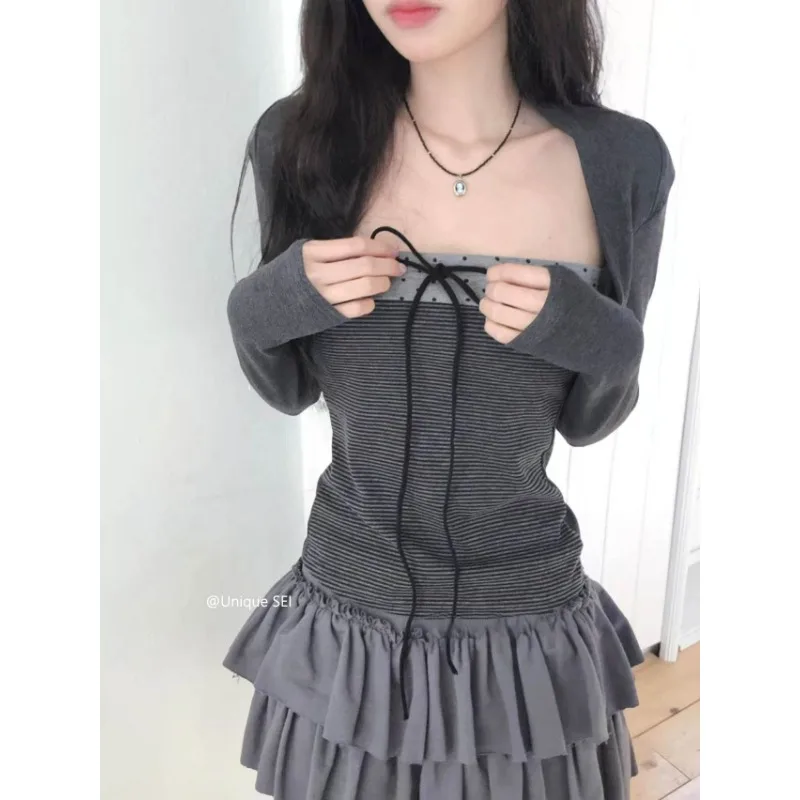 

Весна 2026: Новинка! Женский комплект из двух предметов: приталенная футболка с квадратным вырезом, шнуровкой, вставками и полосками + плиссированная многоярусная юбка