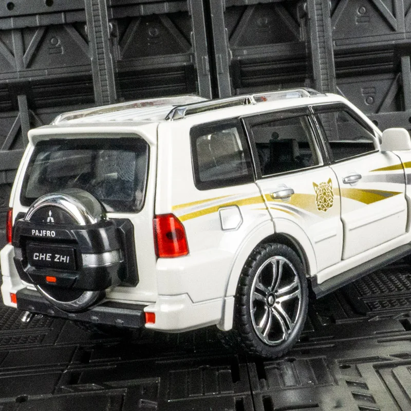 Modelo de Veículo Off-road Mitsubishi Pajero em Liga 1:32, Decoração com Portas e Tampa do Motor que Podem Ser Abertas, Brinquedos para Crianças