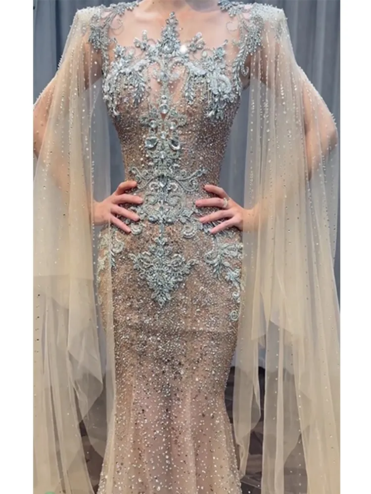 

A luxurious heavy-duty haute couture dress with a fishtail feel for the banquet featuring a catwalk performance by the host