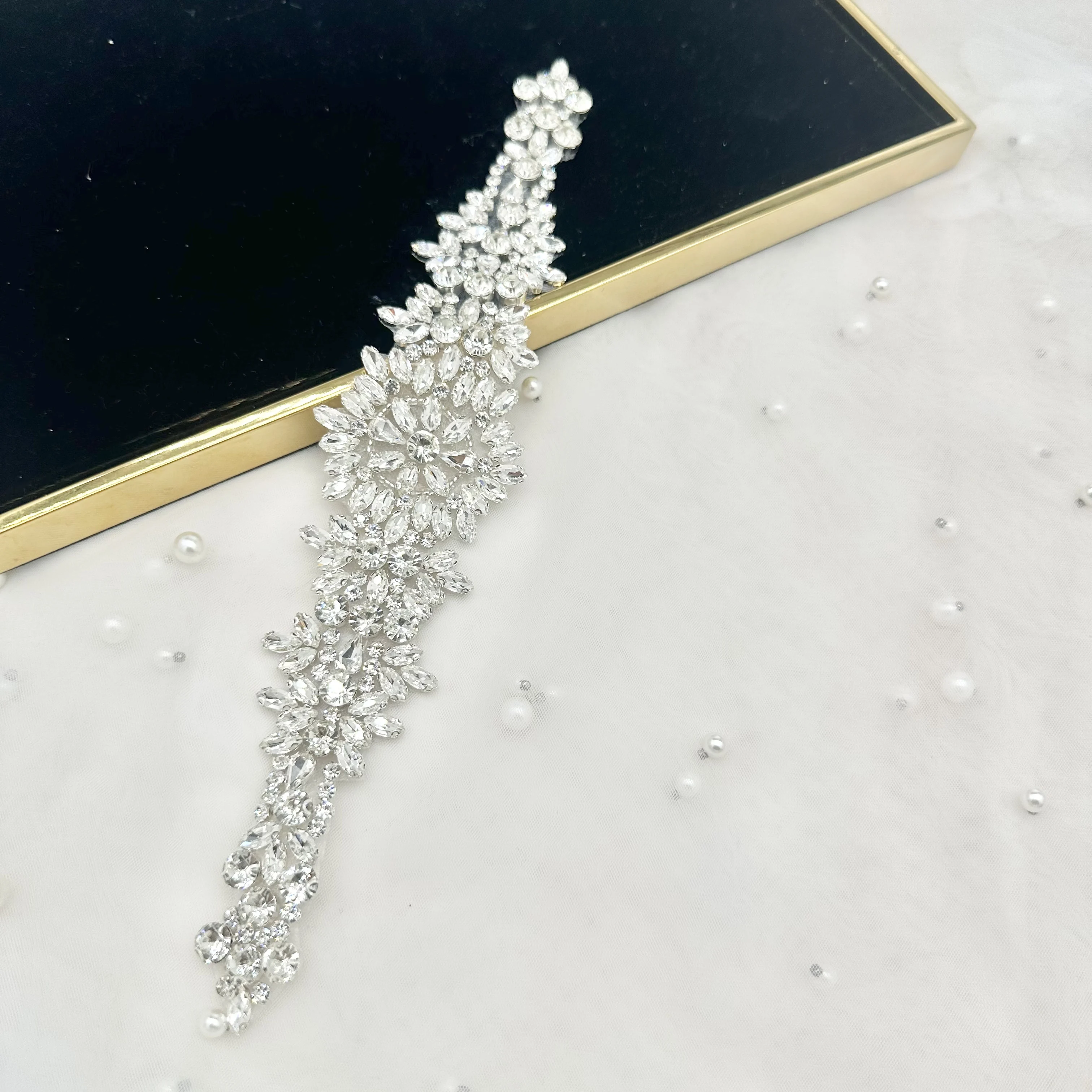 Рисунок 5 - Зеленый, сшитый вручную стеклянный бриллиант