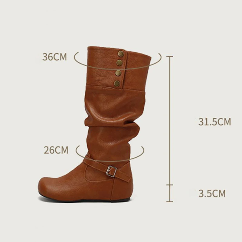 

REAVE CAT 2025 Женские ботинки до середины икры в стиле ретро с круглым носком на танкетке 3,5 см, пряжки без ремня, заклепки, большие размеры 44 46 48 49 50 Повседневная