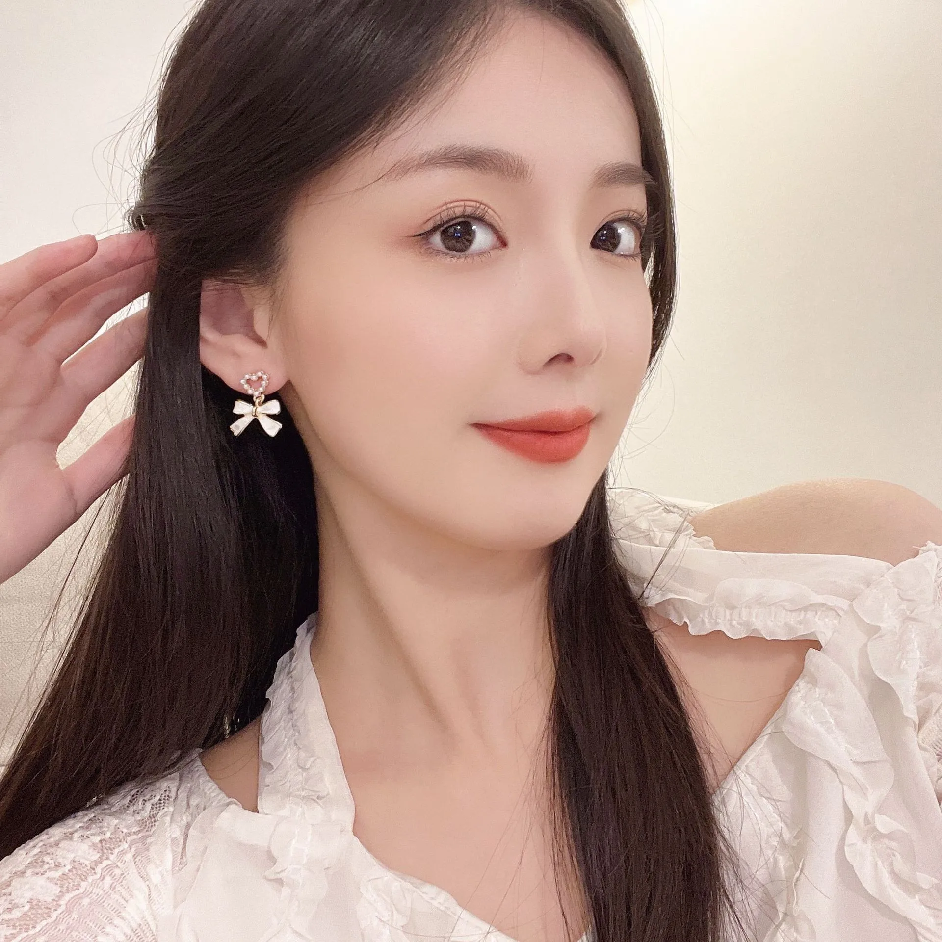 925 Silver Needle Korean Fashion White Bow Drop Earrings For Women Jewelry 2026 Trending New Women\'s French Pearl Earrings JN9