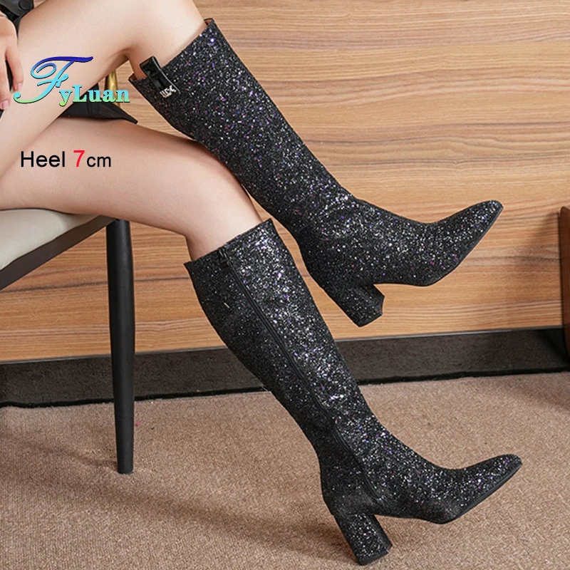 

Новинка 2023 года, осенне-зимние пикантные блестящие черные женские сапоги до колена на толстом высоком каблуке 7 см с боковой молнией и острым носком, женские туфли-лодочки