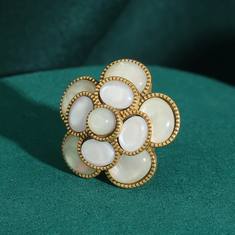 

Винтажные кольца с лунным камнем и цветком белой розы, стереоскопический камень Fritillaria, ювелирные изделия для женщин, тенденции 2025, новое свадебное украшение