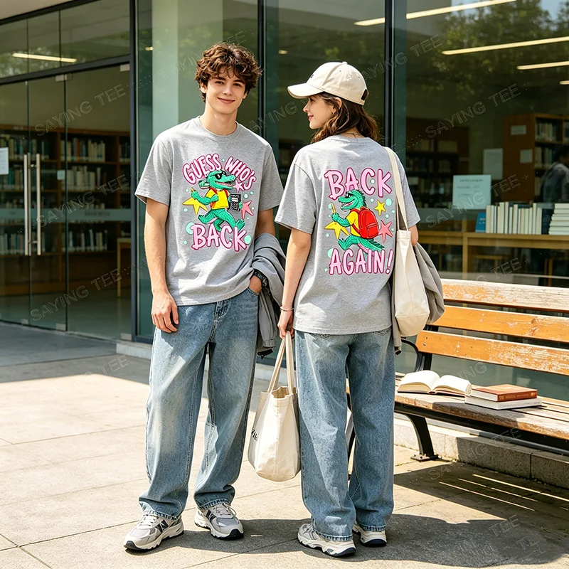 Ratet mal, wer wieder da ist: Gator Lustiges T-Shirt für Schüler und Lehrer zum Schulanfang, Y2K-Stil, beidseitig bedruckt, Grafik-Bekleidung, Neuartiges Spruch-T-Shirt – Detail 9