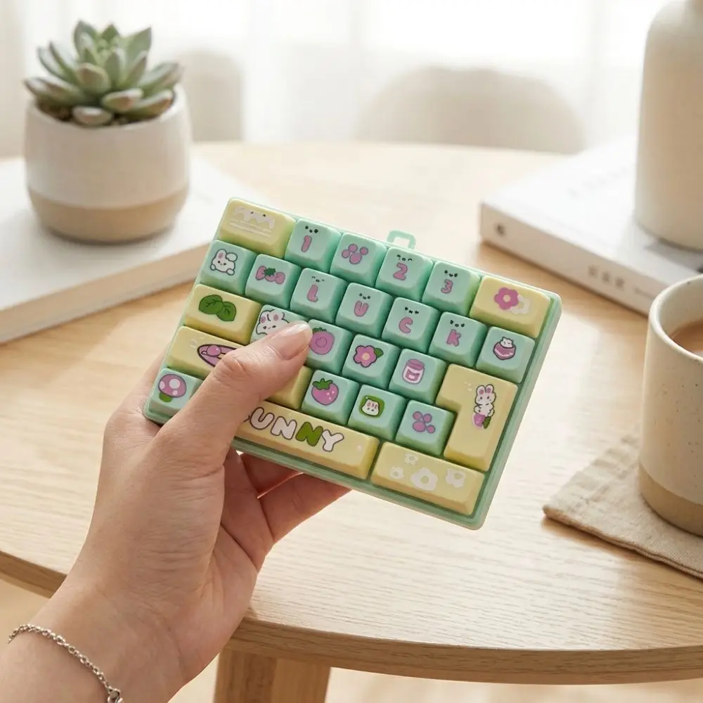 Colorful 26 Key Keyboard Keychain Cartoon Squeeze Feel Mechanical Fidget Keyboard Impact Resistant Wit Hanging Chain