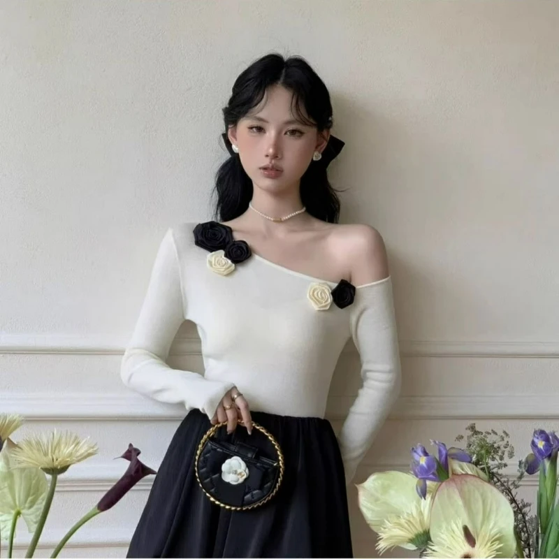 2026年秋の女性向けニッチなオフショルダーニットベースレイヤーは、ユニークでセクシーなオフショルダー・ワンショルダートップと組み合わせられます。