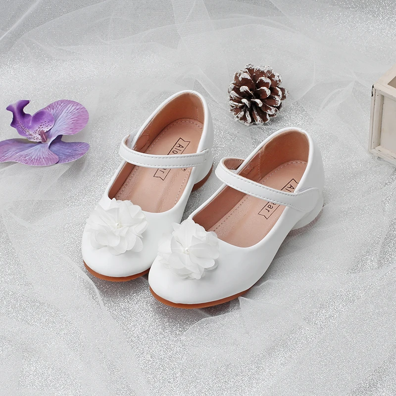 

Детская обувь на весну и осень, новинка, белые туфли принцессы с жемчугом и цветами, модные износостойкие и Нескользящие туфли на высоком каблуке