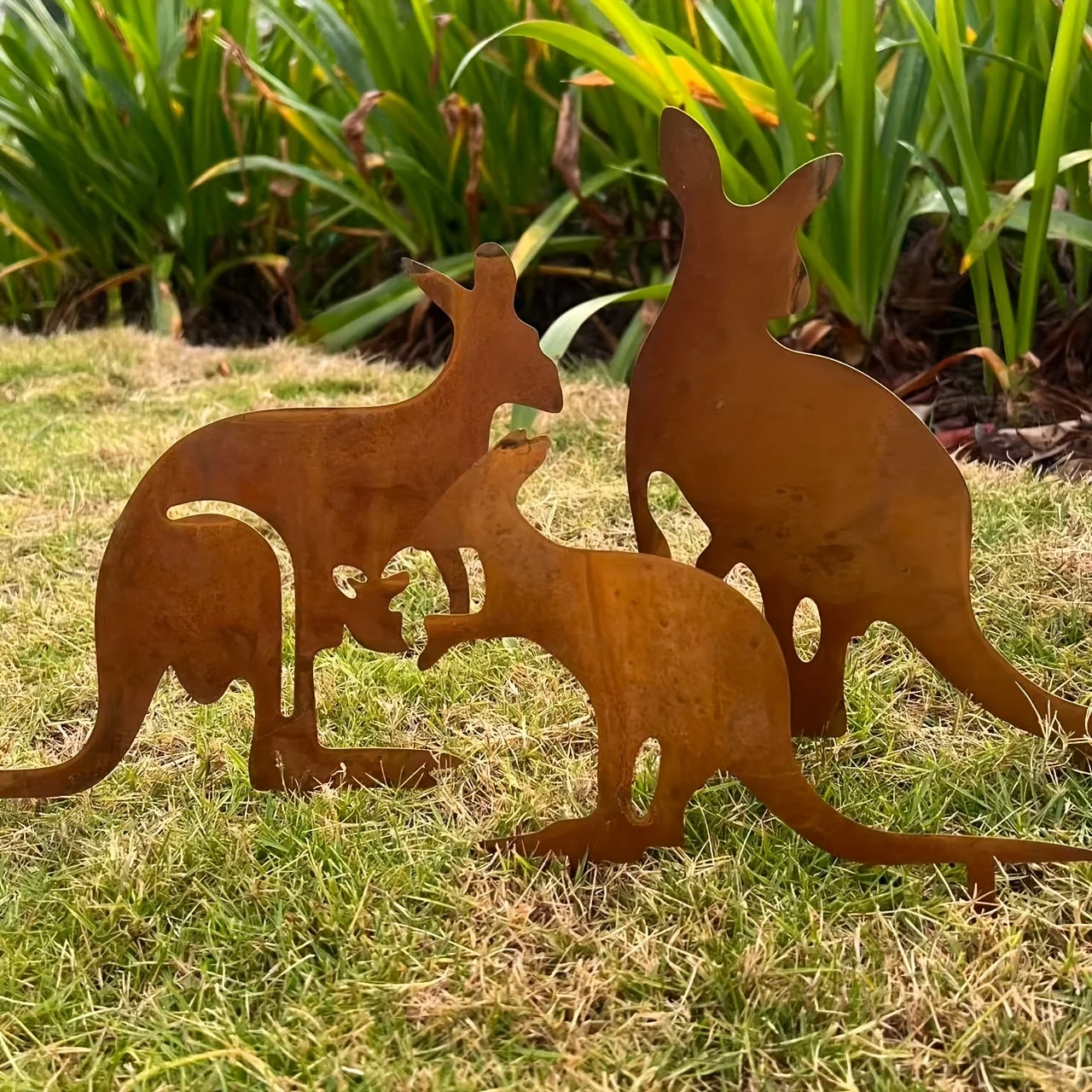 3pcs Rustic Metal Kangaroo Family Garden Stakes - Outdoor Animal Silhouette Decor, Handcrafted Ironwork, Ground Ornament