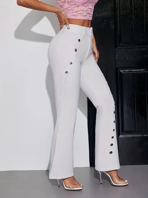 

Простые цвета: белые эластичные джинсы узкого кроя, удобная эластичная ткань. Классические джинсовые брюки, искусственные карманы, несколько пуговиц, расклешенные, эластичные, женские