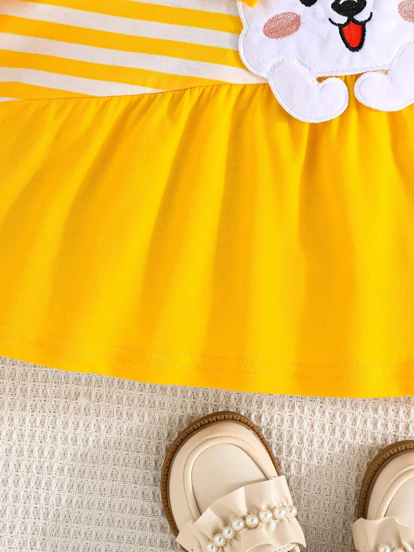 Süßes Mädchenkleid mit Hasenmuster, Rundhalsausschnitt, langen Ärmeln und gestreiftem Rüschensaum, kurzer Rock, Kinderkleidung – Detail 8