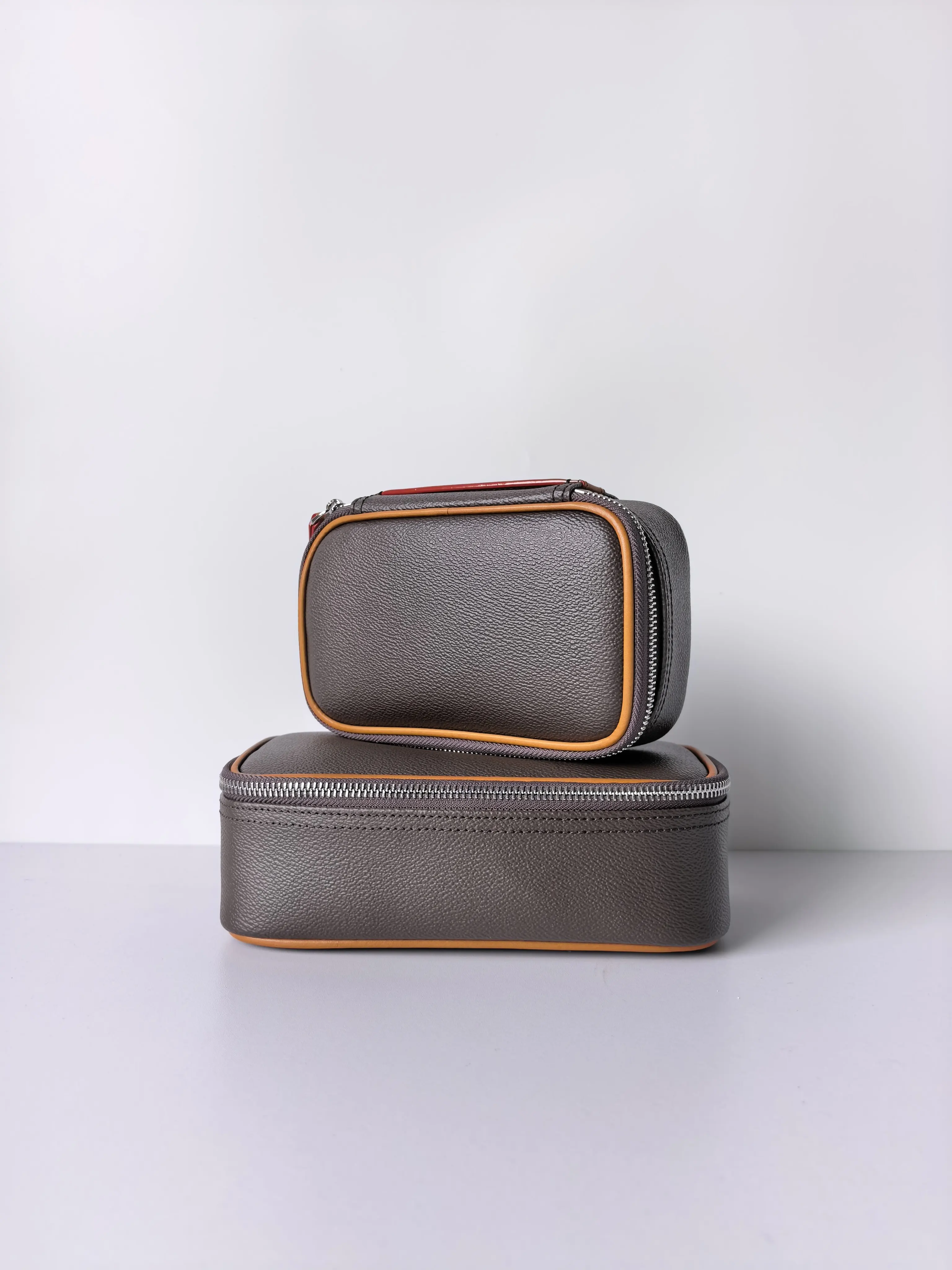 Wasserdichte Kosmetiktasche aus Beschichtetem Canvas mit Echtleder-Besatz, Unisex Reisetasche für Toilettenartikel in Groß und Klein, Organizer-Tasche – Detail 4