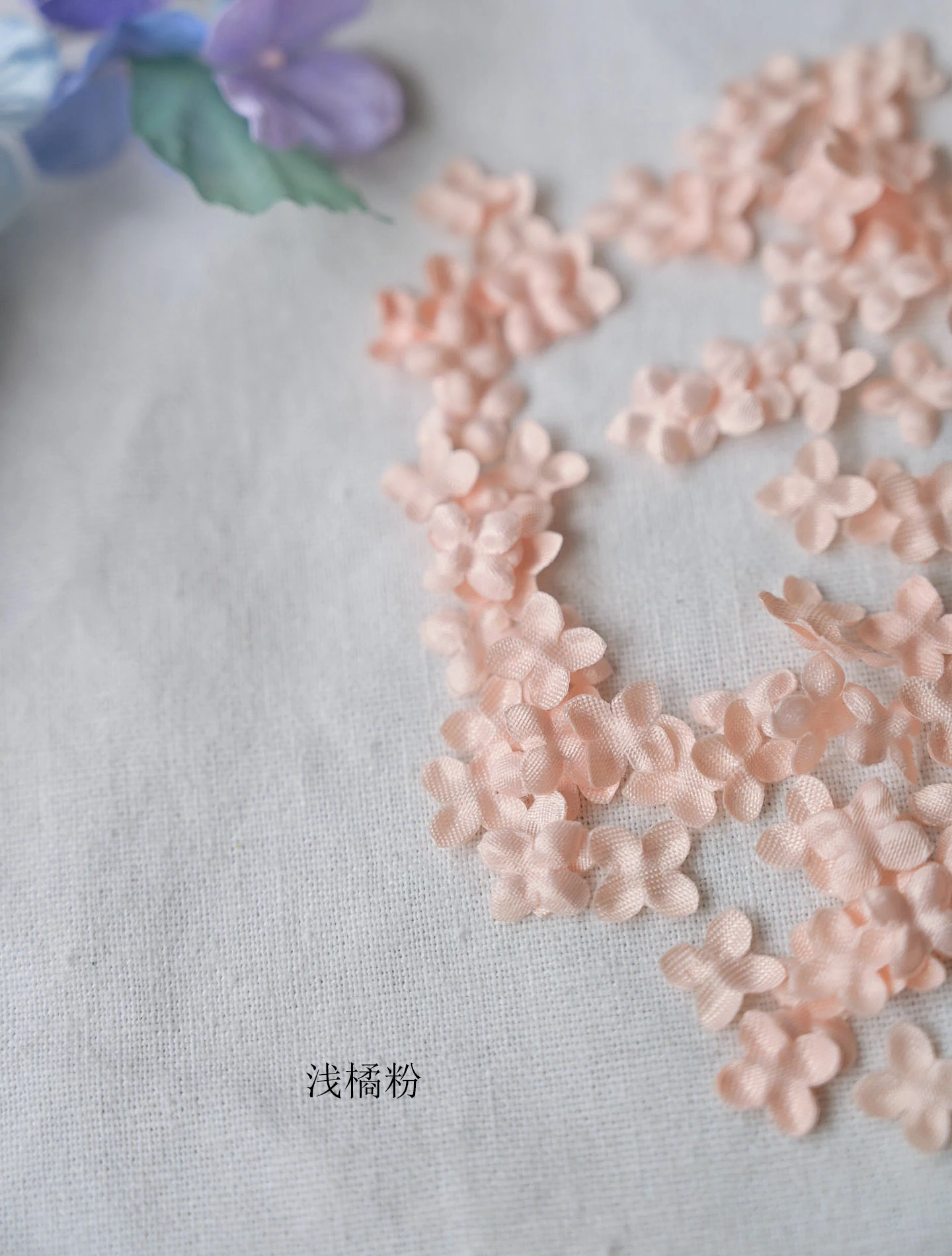 200 Stück/Packung Satin-Plissee-Blütenblätter für Hochzeitsdekorationen, Puppen, Heißgepresstes Formmaterial, Glockenorchidee, 3D-Stoffblütenblätter – Detail 24