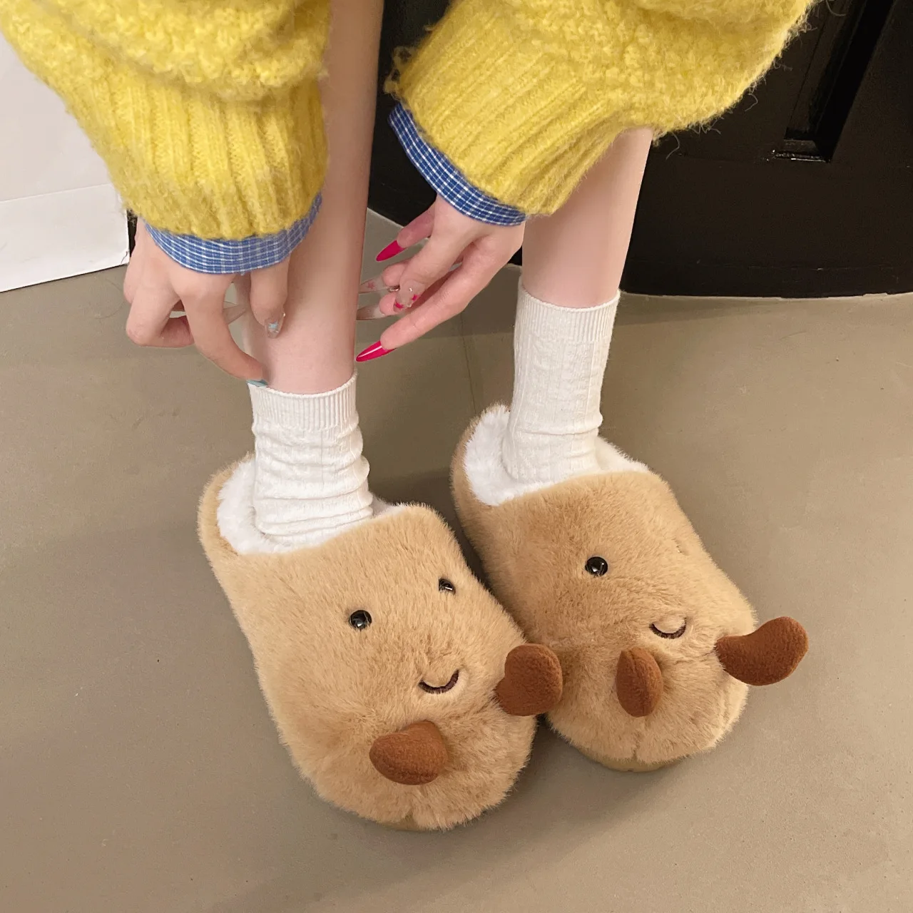 الشتاء لطيف البطاطس نعال من القطن الإناث 2025 جديد Kawaii داخلي المضادة للانزلاق لينة أسفل الأحذية الدافئة امرأة المنزل نعال قماش