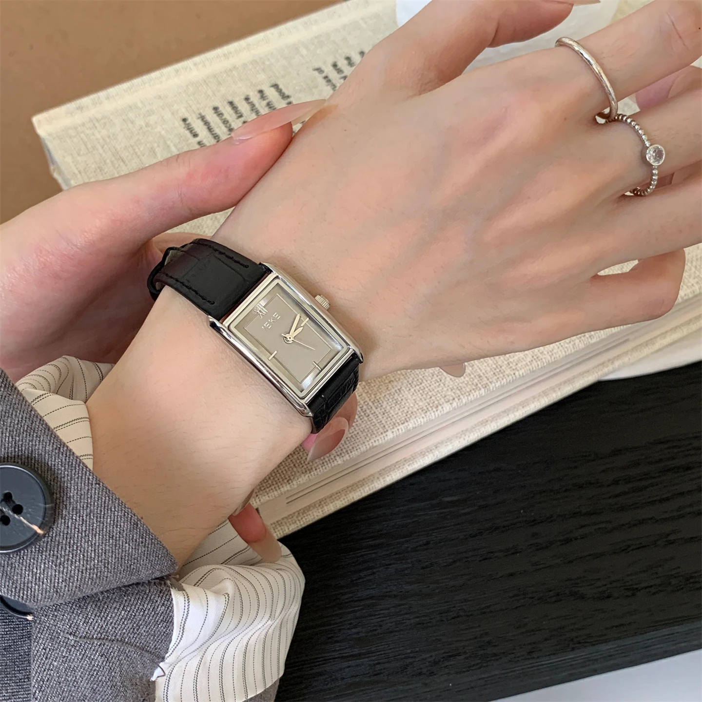Vintage And Elegant Rectangular Watch For Women, A Small And Versatile Design With A Sophisticated And Luxurious Leather Strap.