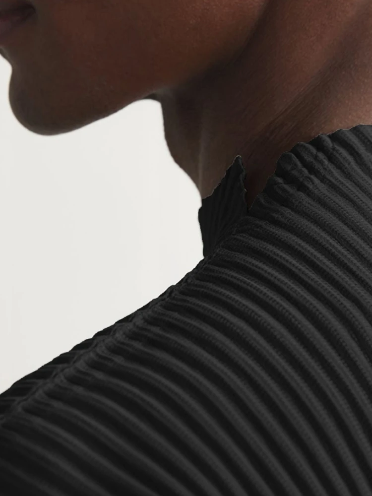 2024 Miyake Pleated Clothes Man Short Sleeve T-Shirt Fashion Black Turtleneck Top